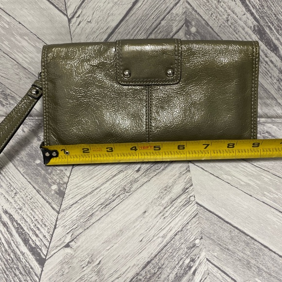 COACH PATENT WRISTLET BAG OLIVE COLOR MULTIPLE COMPARTMENTS - Picture 10 of 12